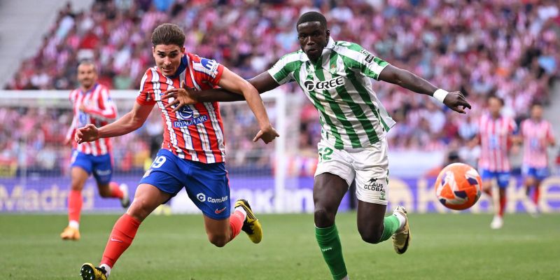 Đội hình dự kiến cho thấy điểm yếu chiến thuật của Atletico